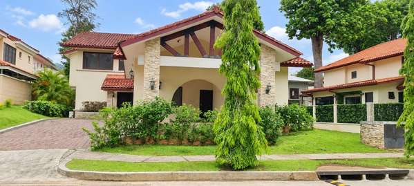 Venta de Casa en Clayton, Residencial Senderos de Camino de Cruces, 698 m² de terreno