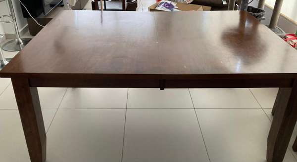 Mesa de comedor de madera 