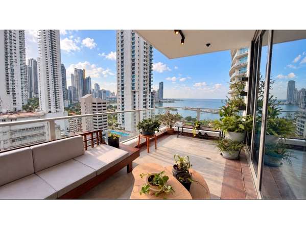 VENTA DE APARTAMENTO A PASOS DE AV BALBOA, BELLA VISTA (MC)