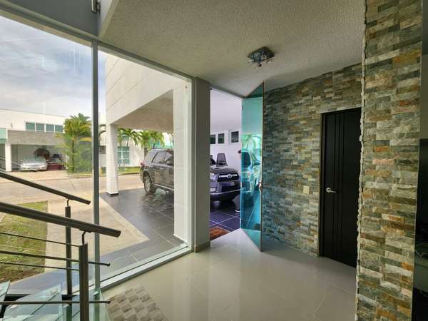 Costa Esmeralda / Casa en Venta / 3 Rec c/u con Baño / Elevador / A/C Central / 2 Parking / 305 m²  