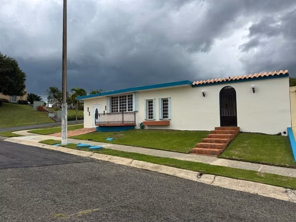 Casa de una sola planta en esquina con 3 dormitorios y 2 baños.