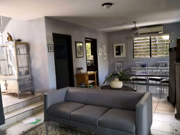 SE ALQUILA CASA MIRAMAR, PRIVADA, 2 plantas, de las mas grandes del residencial, tiene 600 v2 de terreno, cochera 4