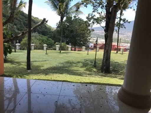 PRECIOSA RESIDENCIA EN PORTONES DE MADRESELVA