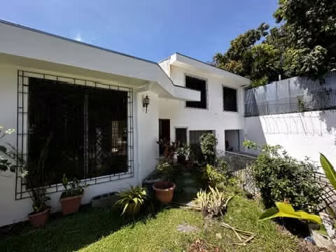Vendo Casa en Res. Lomas de Altamira, 5 habitaciones + Estudio
