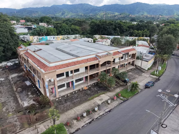 EN VENTA- CENTRO COMERCIAL CAMPOS VERDES