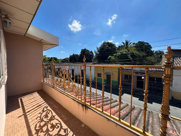 TONACATEPEQUE CENTRO, VENDO CASA GRANDE DE ESQUINA DE DOS NIVELES