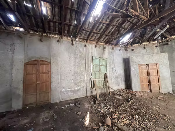 Venta de oportunidad, inmueble  1,478 v2, 500 m2 para remodelar de esquina , Usulutan