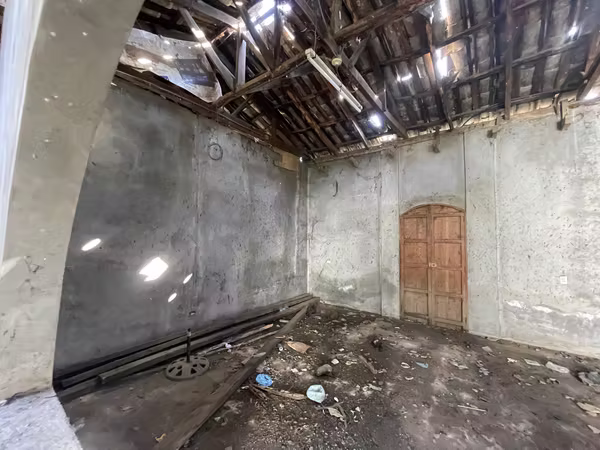 Venta de oportunidad, inmueble  1,478 v2, 500 m2 para remodelar de esquina , Usulutan