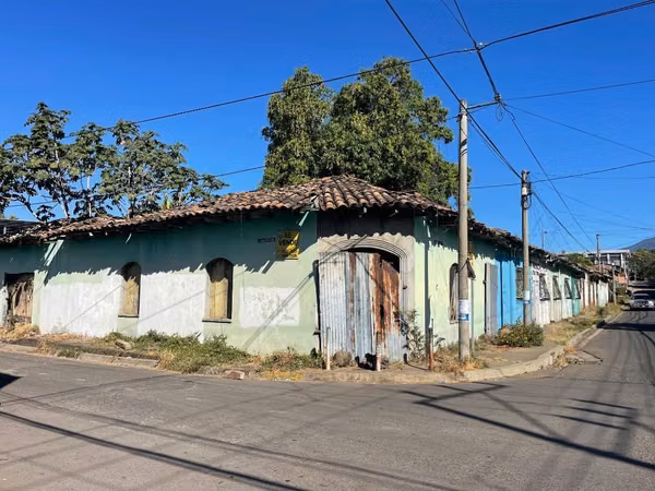 Venta de oportunidad, inmueble  1,478 v2, 500 m2 para remodelar de esquina , Usulutan