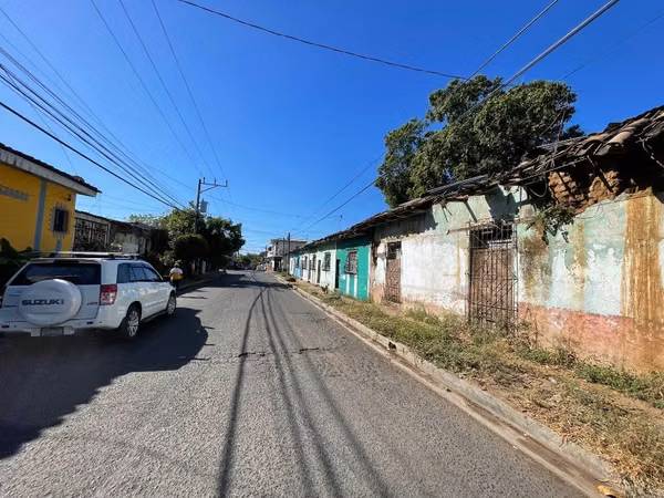Venta de oportunidad, inmueble  1,478 v2, 500 m2 para remodelar de esquina , Usulutan