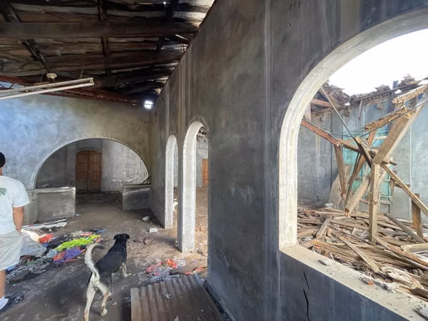 Venta de oportunidad, inmueble  1,478 v2, 500 m2 para remodelar de esquina , Usulutan