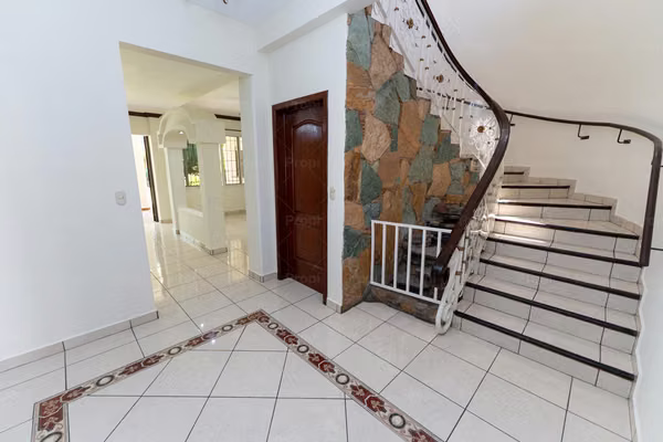 Casa en alquiler en Antiguo Cuscatlán, Zona comercial Boulevard Santa Elena ID4016