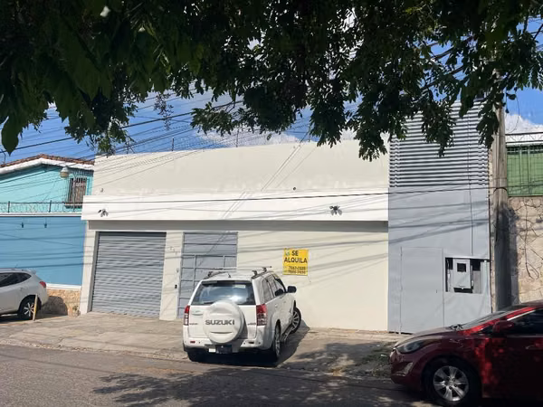 Renta de casa con  excelente ubicación Comercial, atrás de C.C. Galerías Ideal para clínica , Droguerías, oficina corporativa, Col. Escalón , S.S.