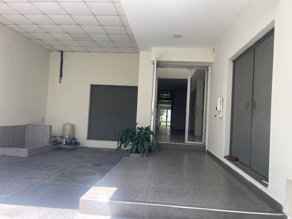 Renta de casa con  excelente ubicación Comercial, atrás de C.C. Galerías Ideal para clínica , Droguerías, oficina corporativa, Col. Escalón , S.S.