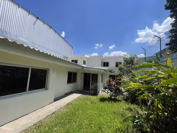 Renta de casa con  excelente ubicación Comercial, atrás de C.C. Galerías Ideal para clínica , Droguerías, oficina corporativa, Col. Escalón , S.S.