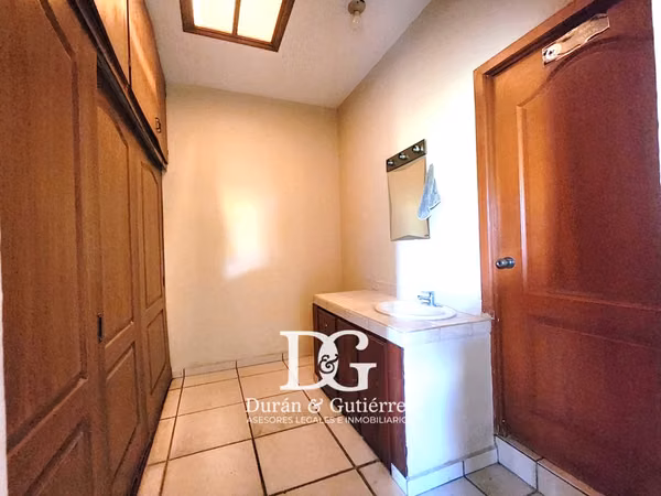 VENDO CASA GRANDE EN LOMAS DE SAN FRANCISCO CERCA DE LA UCA