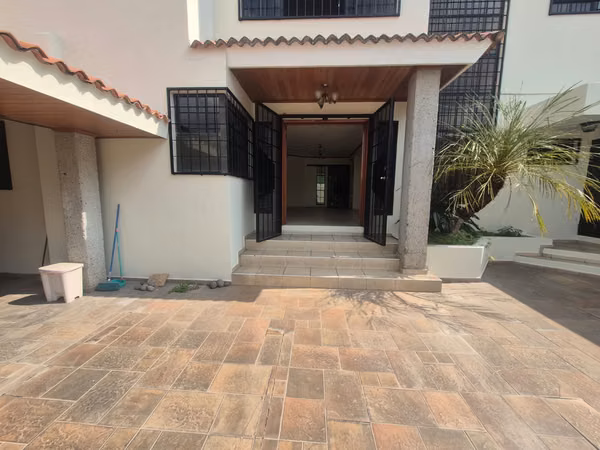 Casa en Alquiler en Lomas de Altamira (excelente ubicación)