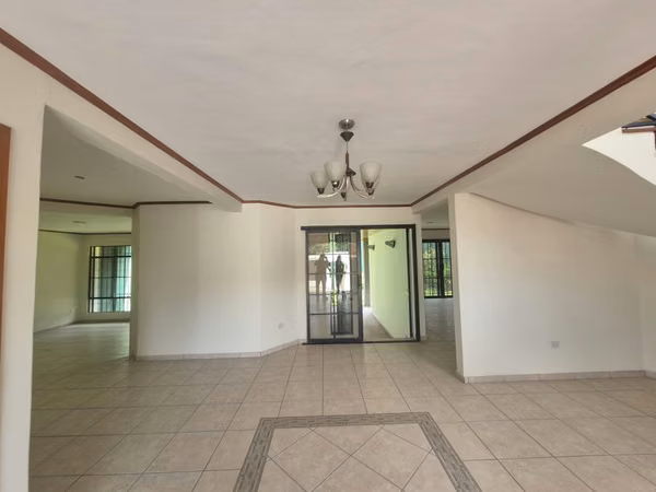 Casa en Alquiler en Lomas de Altamira (excelente ubicación)