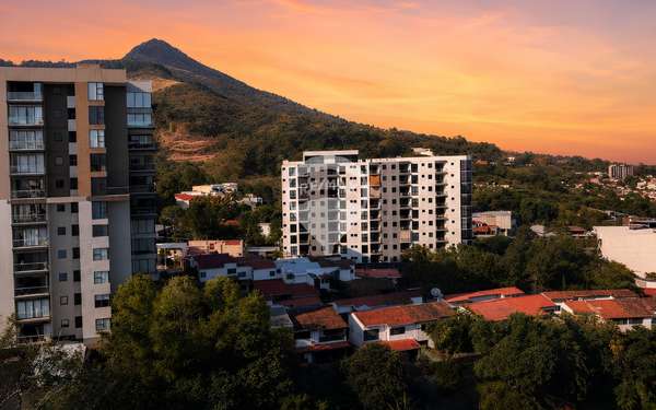 Spacious Apartment with Volcano View in Escalón – Torre Spazio