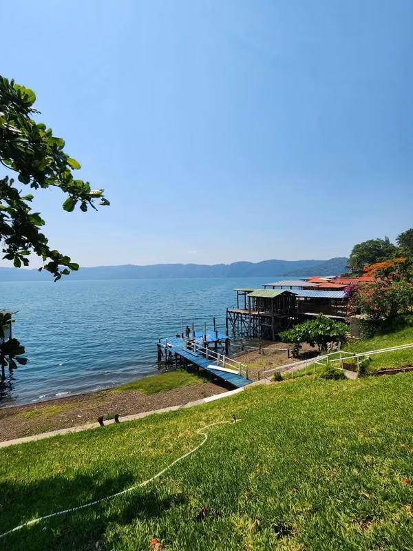 Se Vende Casa Frente al Lago de Coatepeque, Santa Ana