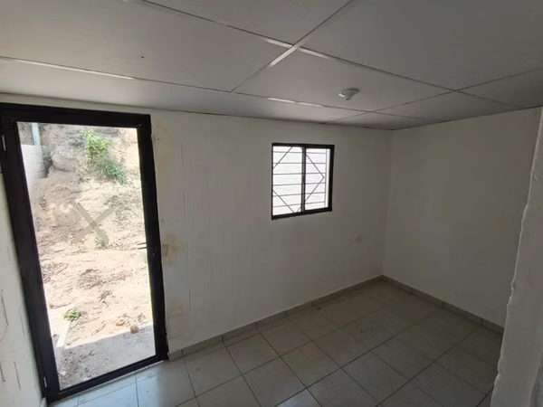 ALTOS DE LAS FLORES!! CASA DE PASAJE REMODELADA CON PATIO GRANDE