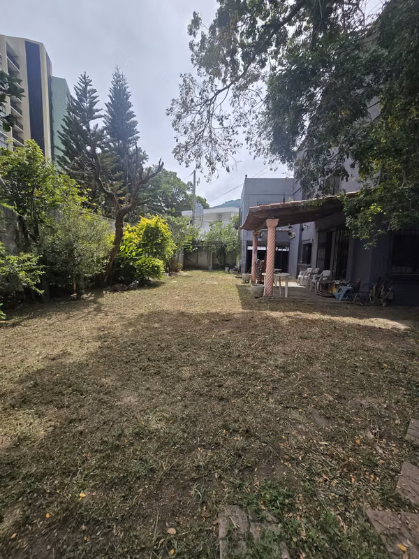 VENTA TERRENO DE ESQUINA  CON CASA - POTENCIAL COMERCIAL- INDUSTRIA O SERVICIO