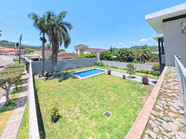 Casa de lujo en venta en Santa Tecla con piscina