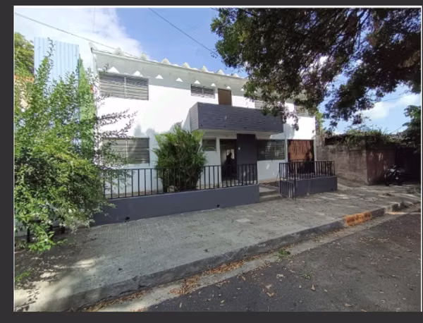 Casa en venta en Colonia San Carlos a un costado de Universidad Nacional
