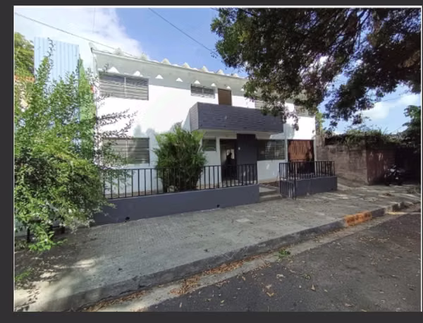 Espaciosa Casa en Venta Frente a UES