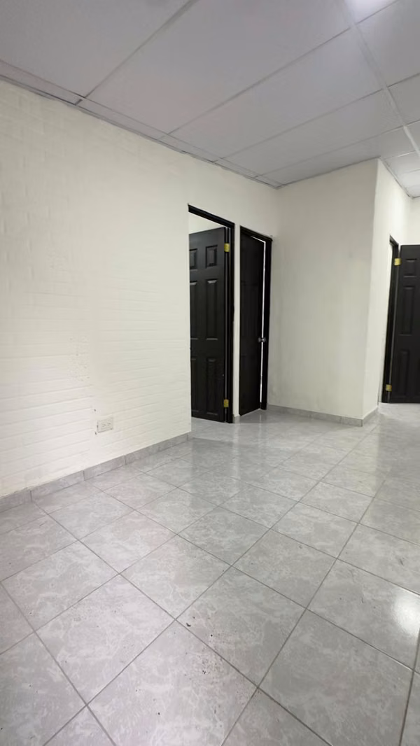 COLINAS DEL NORTE 3, CERCANO A LA TRONCAL, VENTA DE CASA REMODELADA DE PASAJE