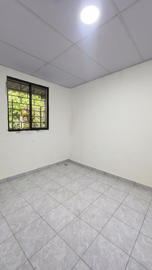 COLINAS DEL NORTE 3, CERCANO A LA TRONCAL, VENTA DE CASA REMODELADA DE PASAJE
