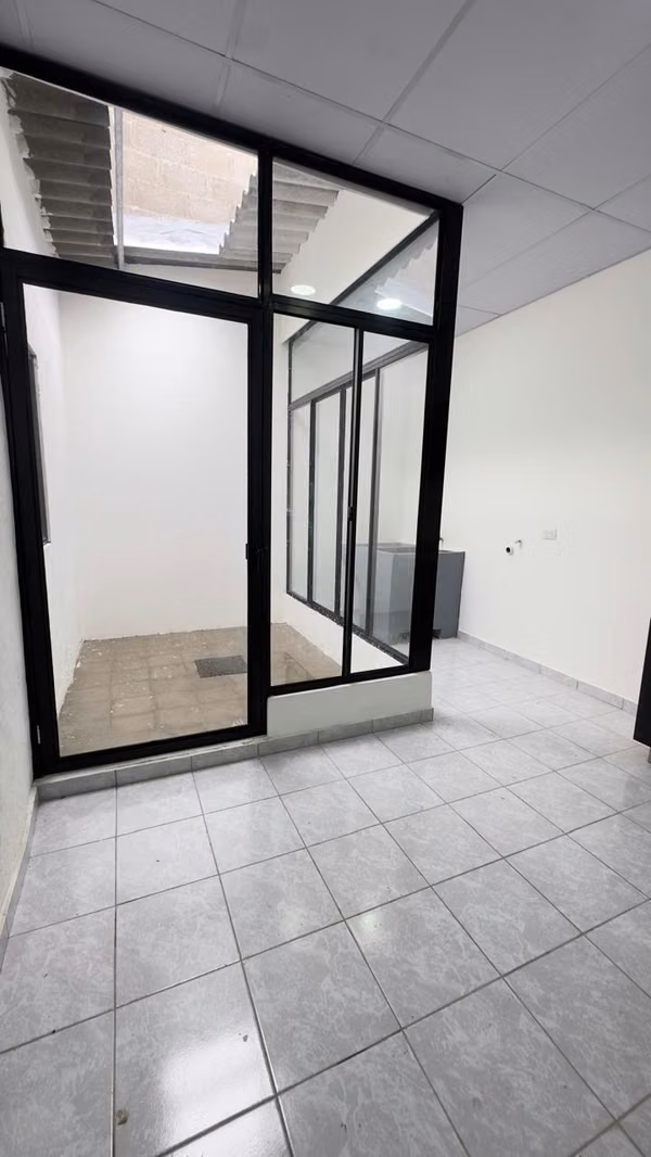 COLINAS DEL NORTE 3, CERCANO A LA TRONCAL, VENTA DE CASA REMODELADA DE PASAJE