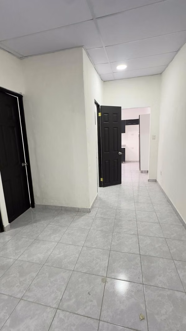 COLINAS DEL NORTE 3, CERCANO A LA TRONCAL, VENTA DE CASA REMODELADA DE PASAJE