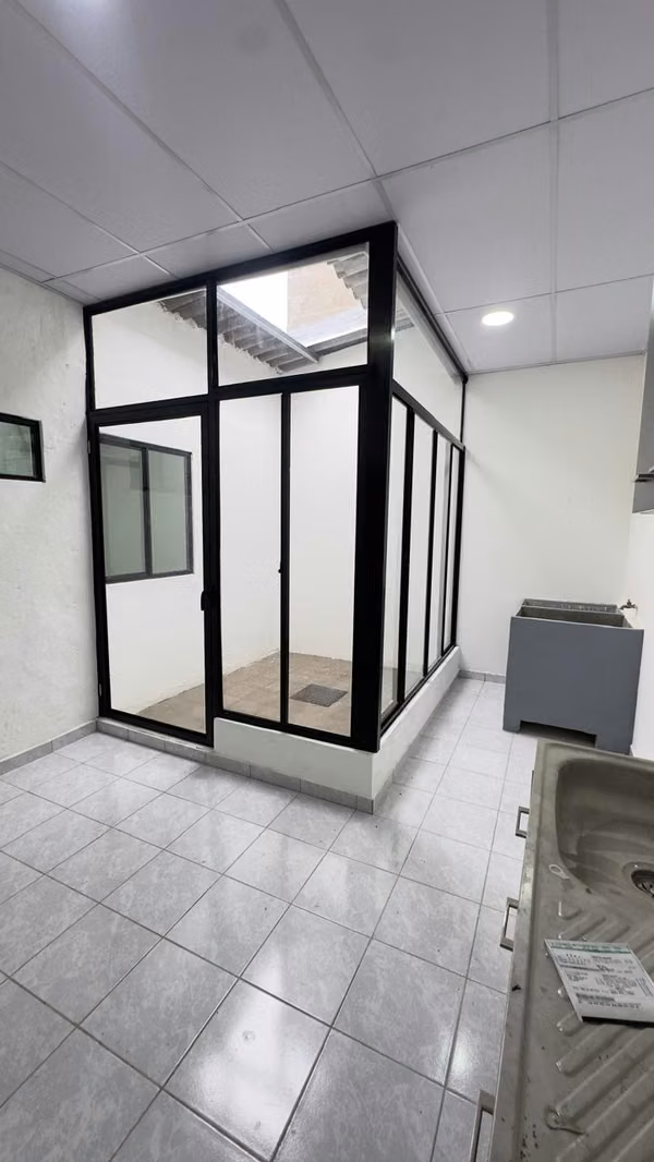 COLINAS DEL NORTE 3, CERCANO A LA TRONCAL, VENTA DE CASA REMODELADA DE PASAJE
