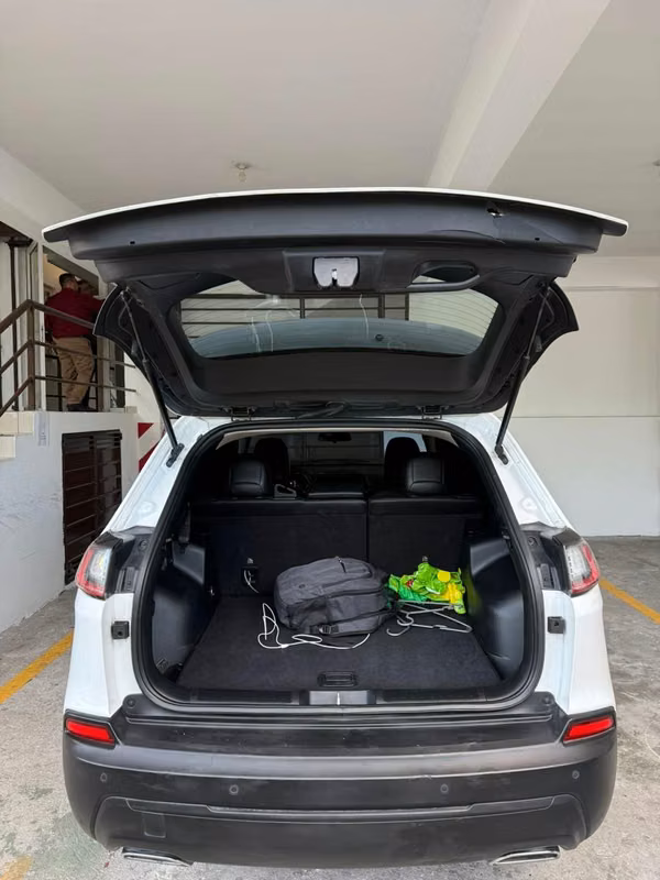 Jeep Cherokee 2019 Blanca 4x4 en Alquiler | Automática | Full Equipo