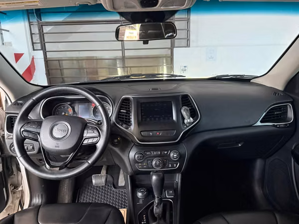 Jeep Cherokee 2019 Blanca 4x4 en Alquiler | Automática | Full Equipo