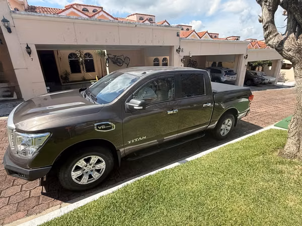 Nissan Titan SV 2017 4x2 – Potencia, comodidad y excelente estado