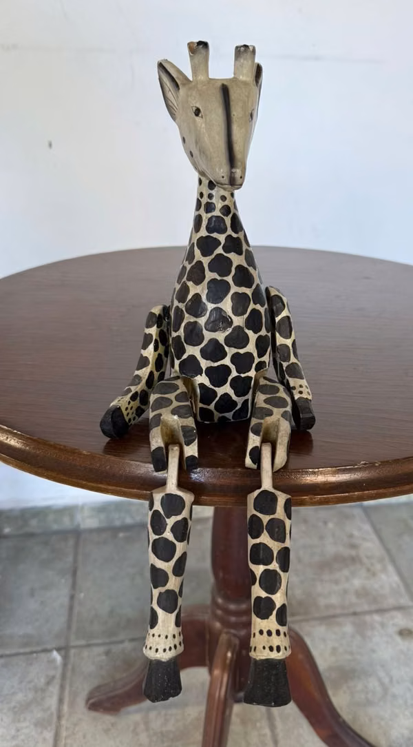 Jirafa en madera pintada a mano