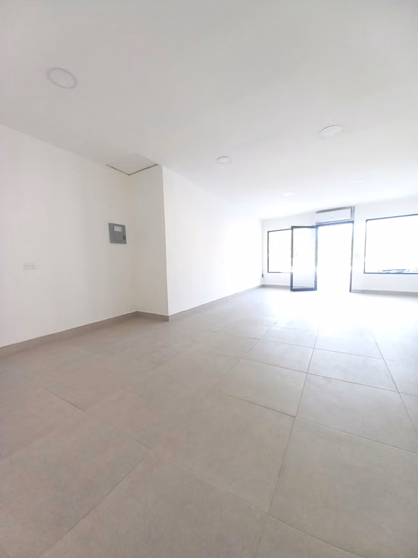 Alquilo Local Comercial Sobre Calle Principal