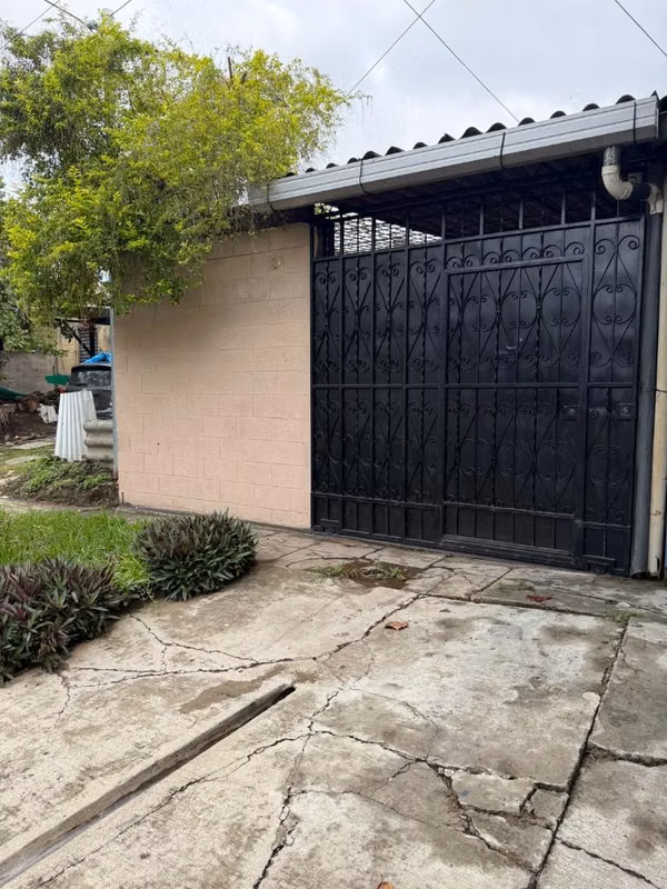 Casa en Venta en Villa Lourdes, sobre calle principal.