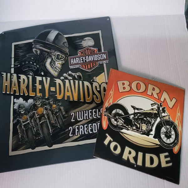 Vendo dos letreros Harley metálicos en relieve $40 fijos por ambos