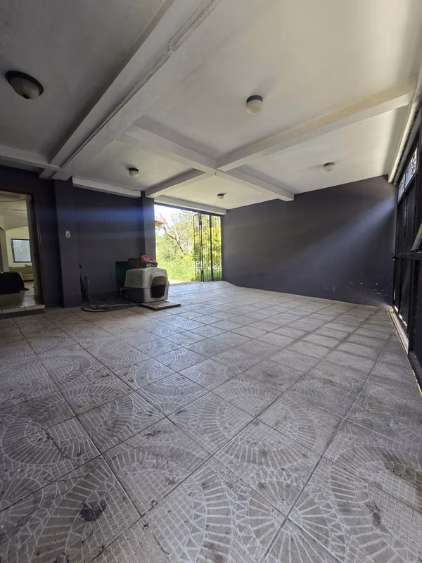 CASA CON AMPLIO TERRENO EN VENTA - POTENCIAL COMERCIAL- INDUSTRIAL- SERVICIOS