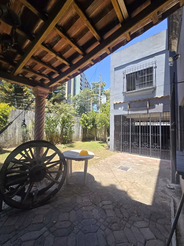 CASA CON AMPLIO TERRENO EN VENTA - POTENCIAL COMERCIAL- INDUSTRIAL- SERVICIOS