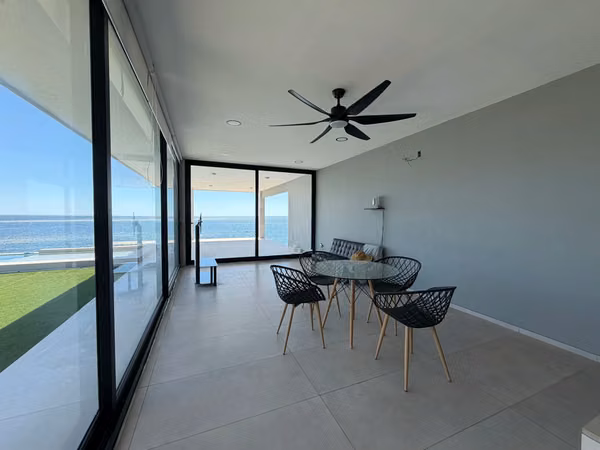 ¡Impresionante casa de playa frente al mar!