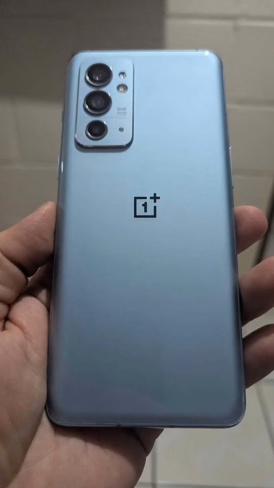ONE PLUS 9RT 8gb de ram 256Gb liberado doble sim usado sin detalles