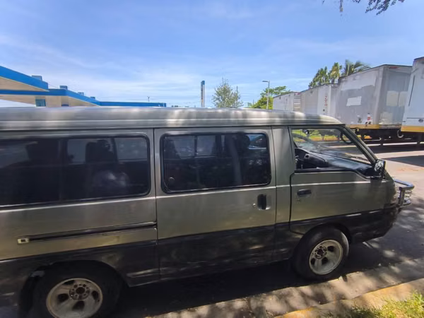 Microbus (DIESEL) 2004 (precio poco negociable)