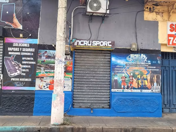 # SE ALQUILA LOCAL COMERCIAL