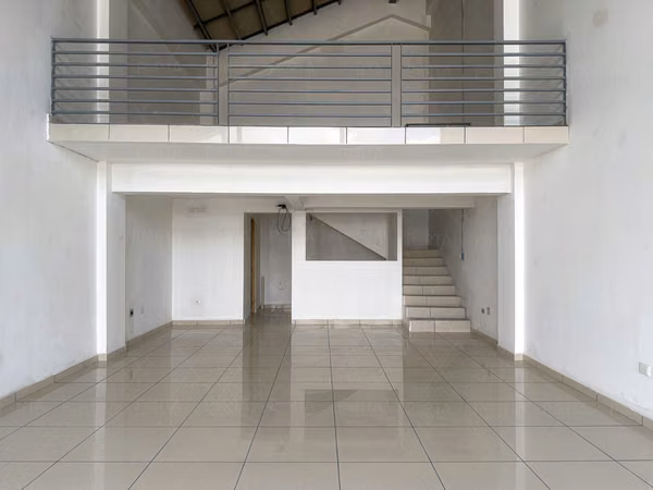 EN ALQUILER | LOCAL TIPO LOFT – SEGUNDO NIVEL, PLAZA TRIANA, CALLE LA MASCOTA, SAN SALVADOR