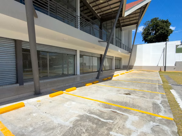 EN ALQUILER | LOCALES COMERCIALES – PRIMER NIVEL – PLAZA TRIANA, CALLE LA MASCOTA, SAN SALVADOR