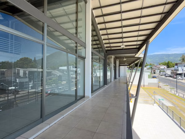 EN ALQUILER | LOCALES COMERCIALES · SEGUNDO NIVEL – PLAZA TRIANA, CALLE LA MASCOTA, SAN SALVADOR